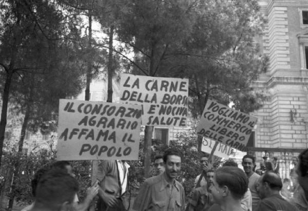 Italia Dopoguerra. Roma - Manifestazione di protesta nei pressi del Viminale nei confronti della politica agraria del governo