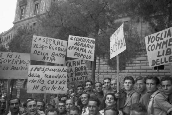 Italia Dopoguerra. Roma - Manifestazione di protesta nei pressi del Viminale nei confronti della politica agraria del governo