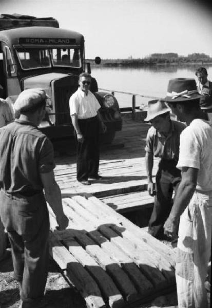 Italia Dopoguerra. Tratto di fiume Po nei pressi di Cremona - Approdo del traghetto