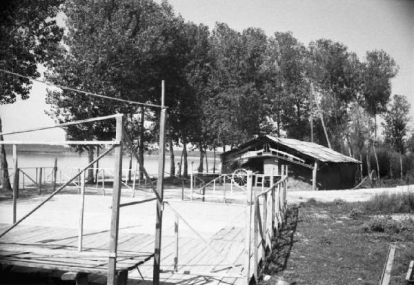 Italia Dopoguerra. Zona di approdo del traghetto nei pressi di Cremona lungo il fiume Po