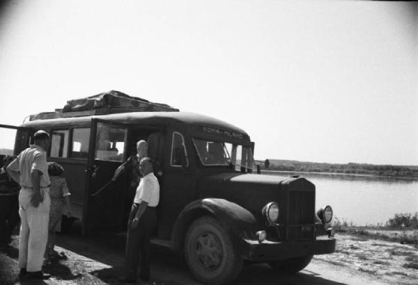 Italia Dopoguerra. Autobus nei pressi di Cremona lungo il fiume Po
