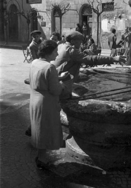 Castel Gandolfo. Scene di vita quotidiana - alcuni abitanti prendono l'acqua alla fontana