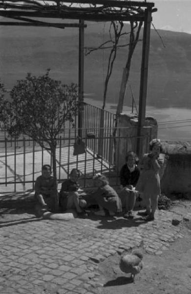 Castel Gandolfo. Scene di vita quotidiana - gruppo di bambini vicino a un terrazzo che si affaccia sul lago di Albano