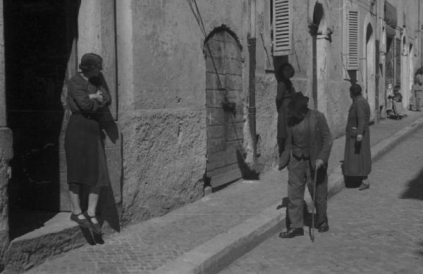 Castel Gandolfo. Scene di vita quotidiana - alcuni abitanti camminano lungo una strada