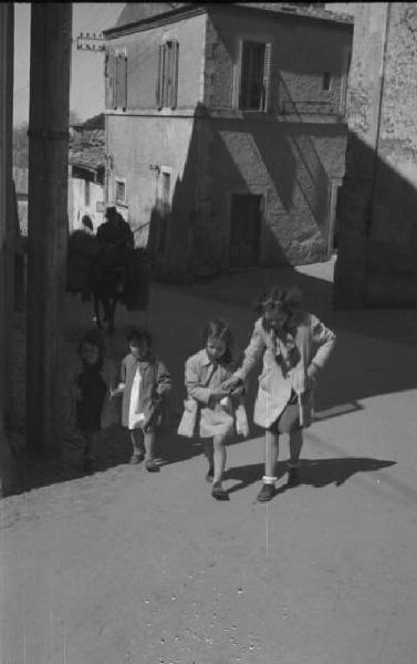 Castel Gandolfo. Scene di vita quotidiana - gruppo di bambini cammina lungo una strada della città