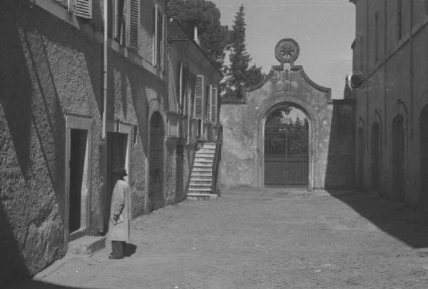 Castel Gandolfo. Portale monumentale