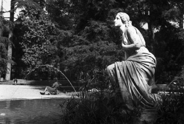 Roma. Parco del Pincio. Particolare di una statua di ninfa nei pressi di un laghetto