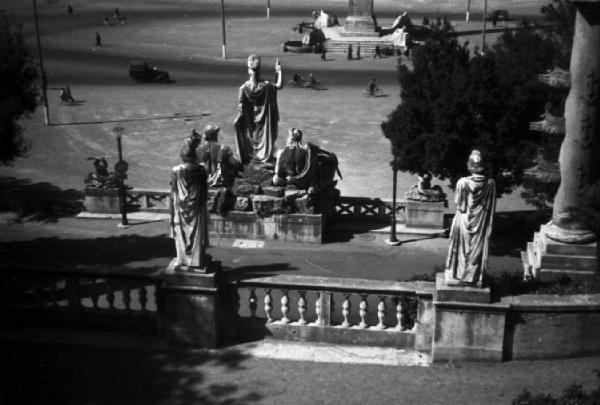 Roma. Pincio. Scorcio su Piazza del Popolo dalla terrazza di Piazza Napoleone I. In primo piano il gruppo statuario che orna l'esedra sotto il Pincio