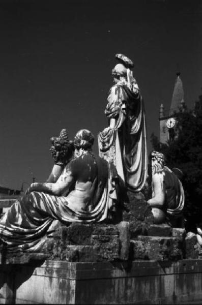 Roma. Piazza del Popolo - particolare del gruppo scultoreo che orna l'esedra sotto il Pincio