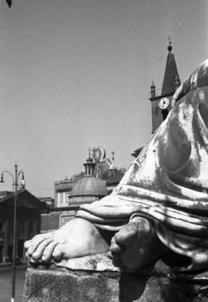 Roma. Piazza del Popolo - particolare di una statua del gruppo scultoreo che orna l'esedra sotto il Pincio. Sullo sfondo scorcio della piazza