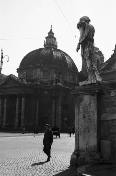 Roma. Piazza del Popolo - scorcio della chiesa gemella di Santa Maria di Montesanto