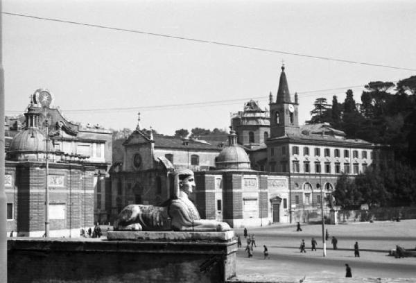 Roma. Scorcio di Piazza del Popolo. Sullo sfondo Santa Maria del Popolo