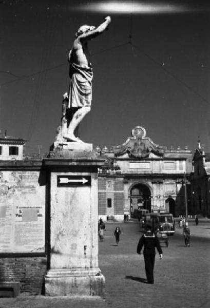 Roma. Scorcio di Piazza del Popolo. Sullo sfondo è visibile Porta del Popolo