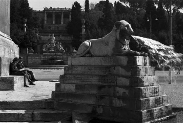 Roma. Piazza del Popolo - particolare della fontana che orna l'esedra della piazza
