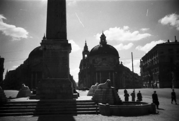 Roma. Scorcio di Piazza del Popolo in direzione del "tridente". Sono visibili l'obelisco Flaminio e sullo sfondo la chiesa gemella di Santa Maria dei Miracoli