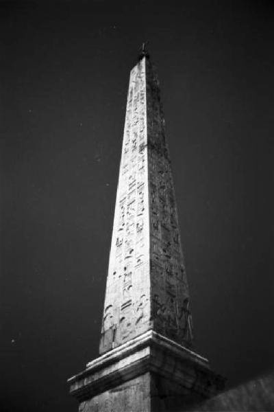 Roma. Piazza del Popolo - l'obelisco Flaminio ripreso dal basso