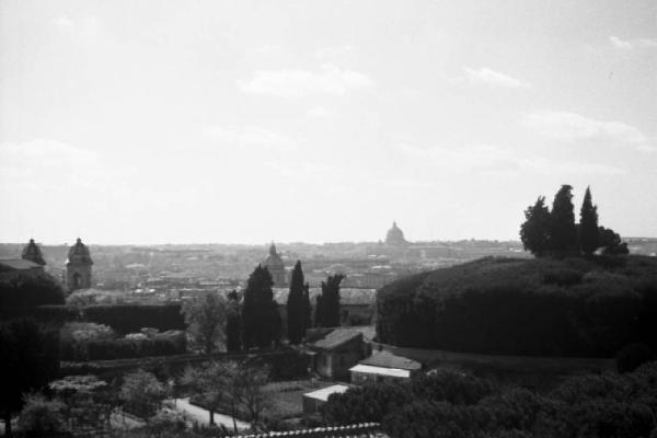 Roma. Veduta della campagna circostante la città visibile sullo sfondo. Prova filtri dell'autore