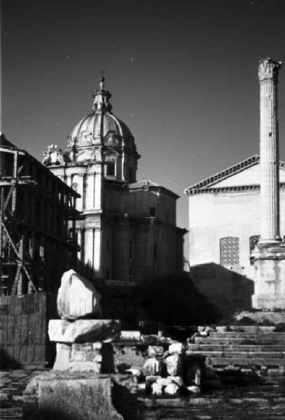 Roma. Fori Imperiali. Scorcio delle rovine del foro. Sullo sfondo parzialmente visibile una chiesa della città