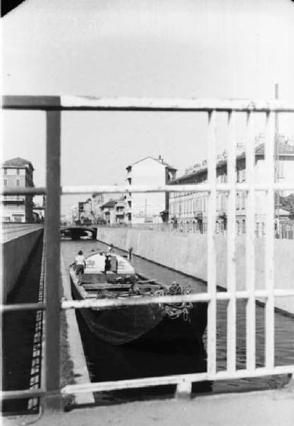 Milano - Veduta del naviglio con chiatta lungo il canale