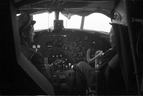 Palermo. Interno della cabina di pilotaggio - profilo dei due piloti