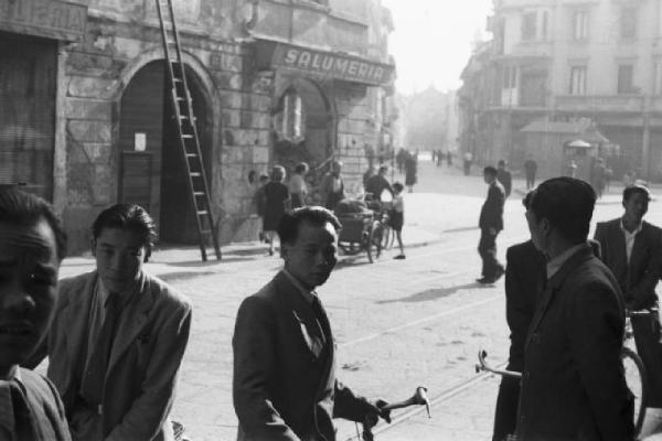 Italia Dopoguerra. Milano - Quartiere cinese - cinesi per strada