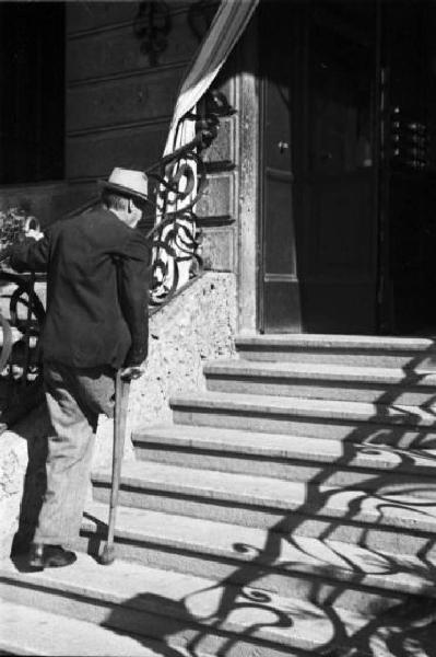 Italia Dopoguerra. Milano. Scala d'ingresso dell'Albergo Popolare con ringhiera modanata