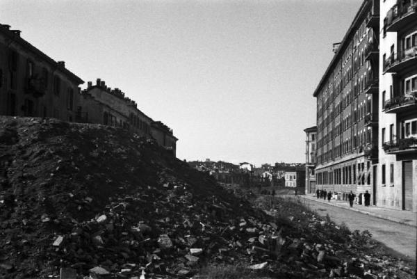 Italia Dopoguerra. Milano. Macerie di un edificio distrutto dai bombardamenti