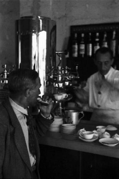 Italia Dopoguerra. Milano. Uomo beve il caffè al bar