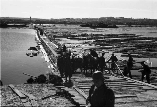 Campagna di Russia. Ucraina - nei pressi di Dnipropetrovs'k - ponte provvisorio sul fiume Dnepr