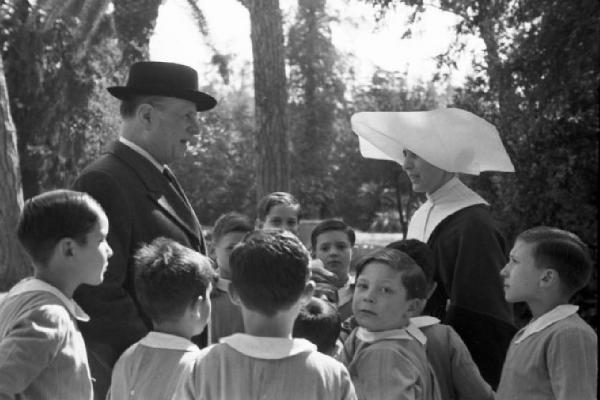 Roma. Quirinale - esterno. Scuola per bambini non vedenti o mutilati. Il generale Graziani e una suora con un gruppo di bambini