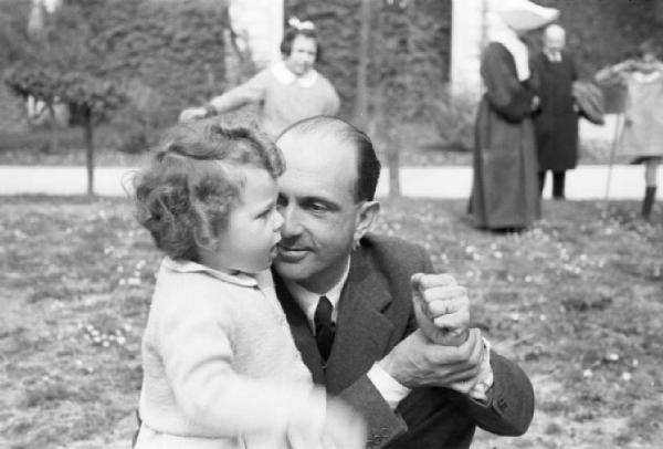 Roma. Quirinale - esterno. Il re Umberto II con la figlia Maria Beatrice - sullo sfondo altri bambini e una suora