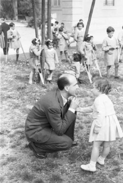Roma. Quirinale - esterno. Il re Umberto II con la figlia Maria Beatrice - sullo sfondo altri bambini mutilati