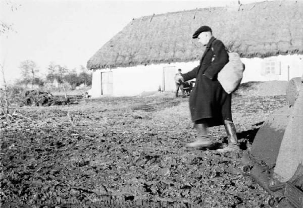 Campagna di Russia. Ucraina - Synel'nykove (Sinelnikovo) - campagna nel fango - militare