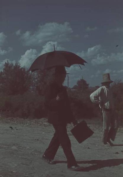 Campagna di Russia. Ucraina - nei dintorni di Boscedarowka [?] - uomo in giacca con ombrello - contadino scalzo