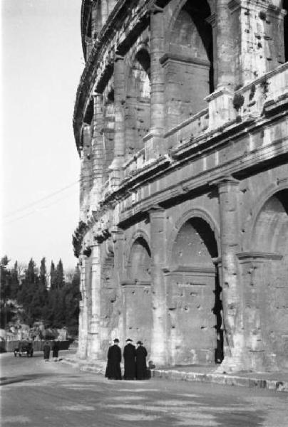 Roma. Gruppo di preti passeggia lungo il Colosseo