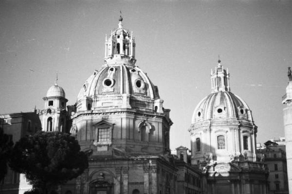 Roma. Le cupole di S. Maria di Loreto e di SS. Nome di Maria nei pressi del foro Traiano
