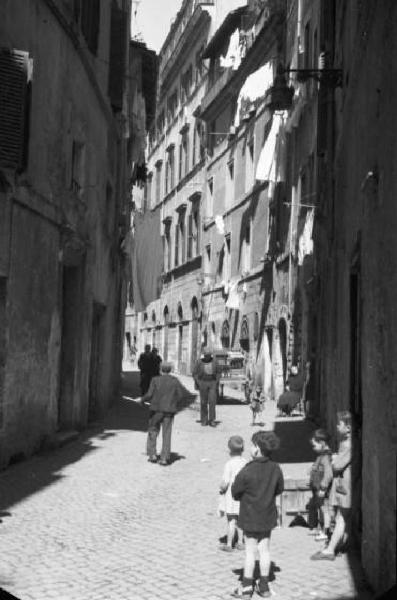 Roma. Scorcio di un vicolo urbano con passanti