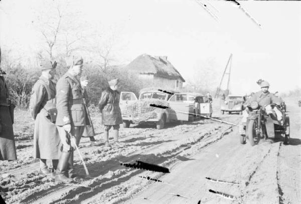 Campagna di Russia. Ucraina - Pavlohrad - ufficiali italiani - il generale Giovanni Messe osserva il passaggio delle truppe con i loro automezzi