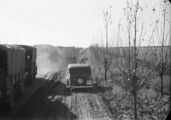 Campagna di Russia. Ucraina - Pavlohrad - colonna di automezzi militari