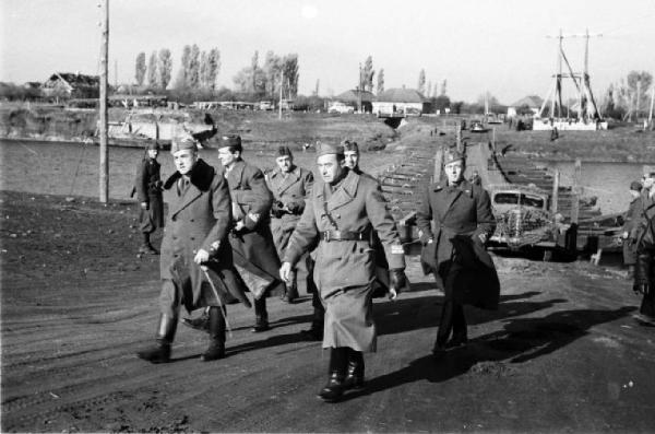 Campagna di Russia. Ucraina - Pavlohrad - ufficiali italiani - al centro il generale Giovanni Messe