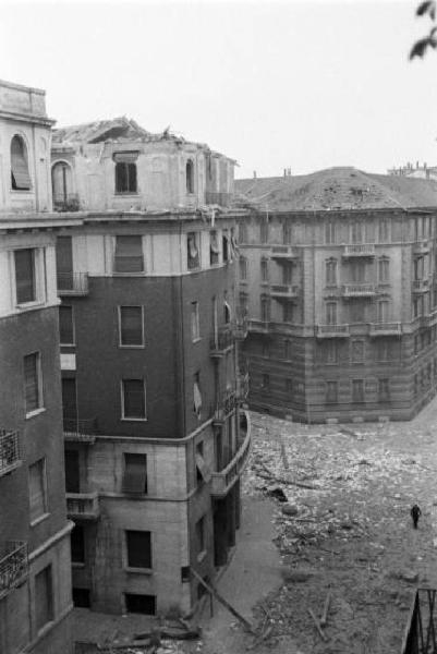 Italia Seconda Guerra Mondiale. Milano. La città dopo il bombardamento del 12 agosto 1943, edifici danneggiati e macerie