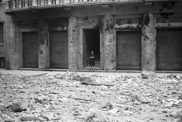 Italia Seconda Guerra Mondiale. Milano. La città dopo il bombardamento del 12 agosto 1943, edificio danneggiato e macerie