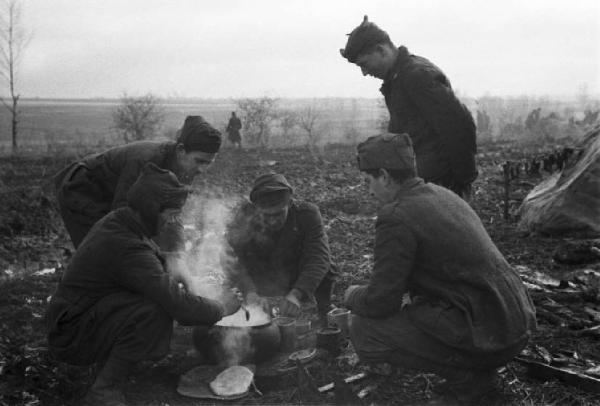 Campagna di Russia. Ucraina - preparazione del rancio all'aperto - militari