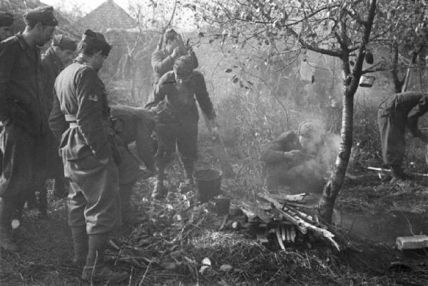 Campagna di Russia. Ucraina - preparazione del rancio all'aperto - militari