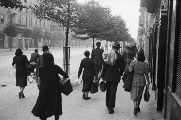 Italia Seconda Guerra Mondiale. Milano. La città dopo il bombardamento del 12 agosto 1943, cittadini che sfollano