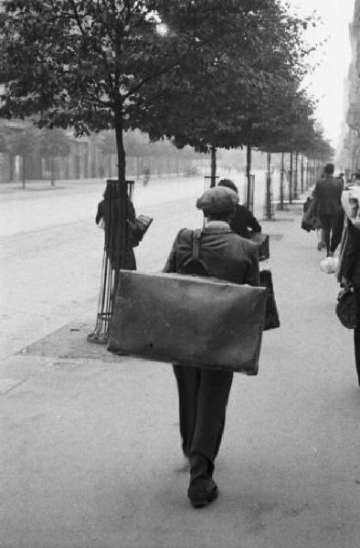 Italia Seconda Guerra Mondiale. Milano. La città dopo il bombardamento del 12 agosto 1943, cittadini che sfollano