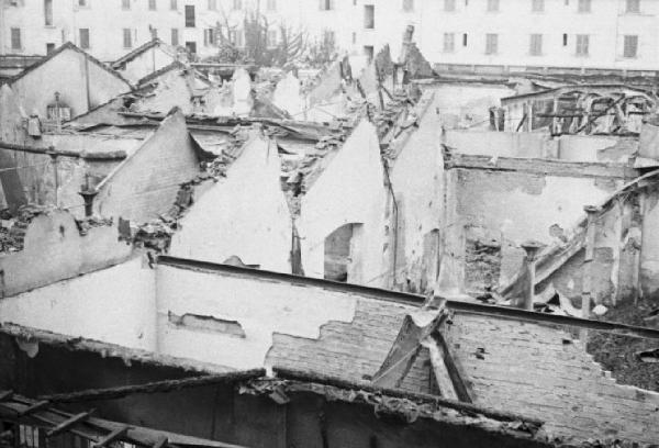 Italia Seconda Guerra Mondiale. Milano. La città dopo il bombardamento del 12 agosto 1943, edifici distrutti