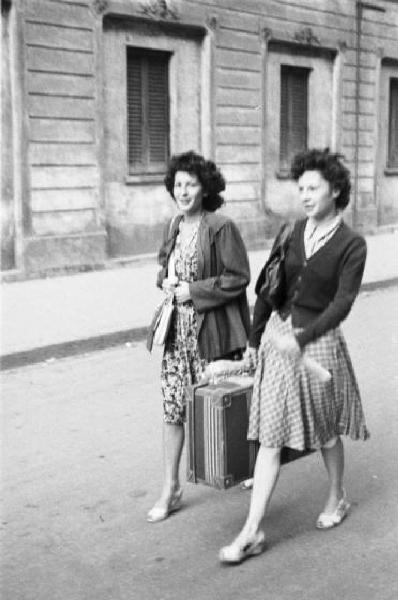 Italia Seconda Guerra Mondiale. Milano. La città dopo il bombardamento del 12 agosto 1943, due donne abbandonano la città