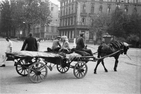 Italia Seconda Guerra Mondiale. Milano. La città dopo il bombardamento del 12 agosto 1943, sfollati abbandonano la città a bordo di un carro trainato da un cavallo