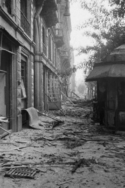 Italia Seconda Guerra Mondiale. Milano. La città dopo il bombardamento del 12 agosto 1943, una via ingombra di macerie ed edifici danneggiati